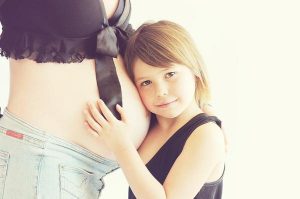 Read more about the article Czy warto decydować się na fotografię ciążową?